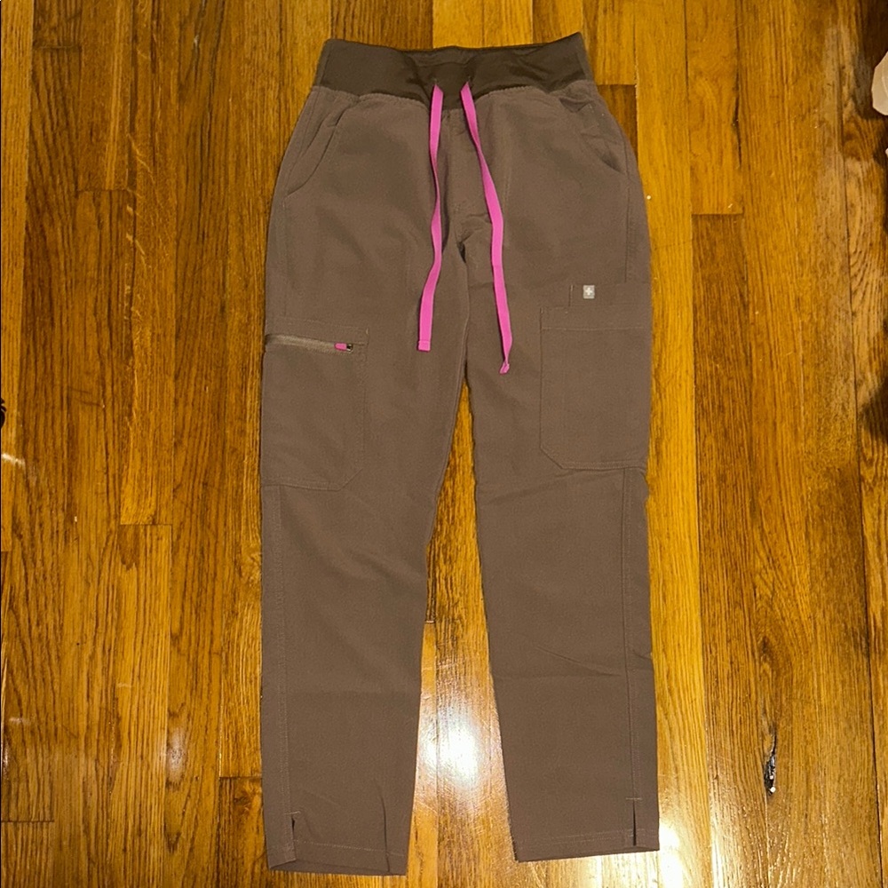 FIGS petite Yola skinny scrub pants!